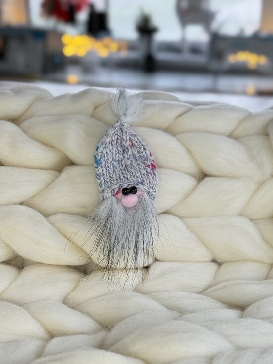 Gaišs Rūķis ar rozā un ziliem raibumiem